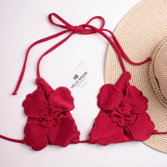 Dettaglio fiore hibiscus tridimensionale ricamato a mano con petali assemblati uno ad uno su bikini top Helis Brain